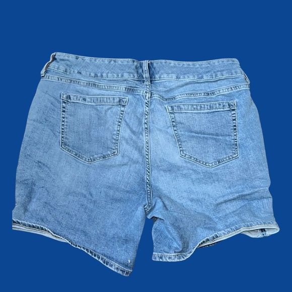 Plus Size Light Wash Torrid Shorts Size 14 - Picture 2 of 4